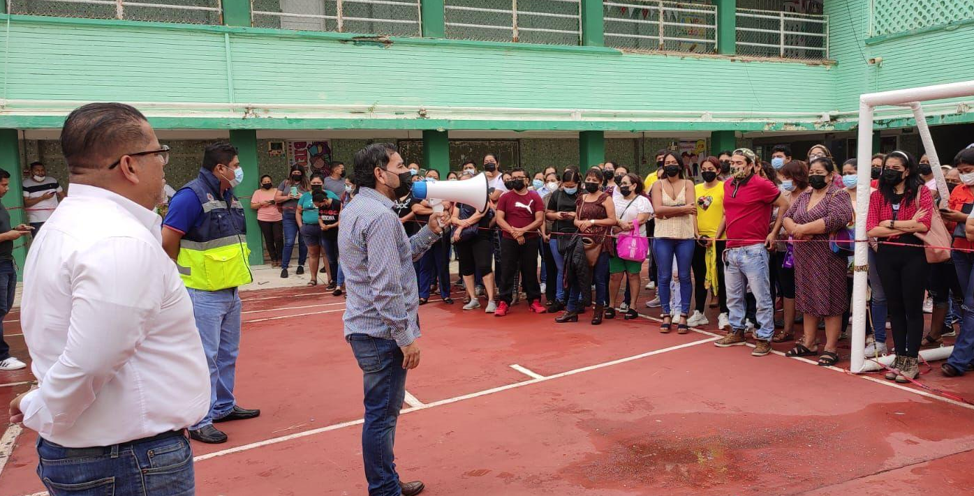 Posible socavón en primaria de Coatza moviliza a padres y Protección Civil