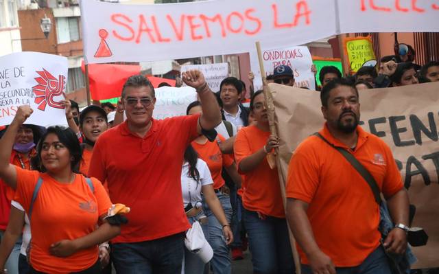 Para defender sus áreas educativas, normalistas marcharon por calles de Xalapa