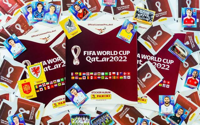 Niño ciego adaptó el álbum Panini de Qatar 2022 al sistema braille para llenarlo con sus amigos