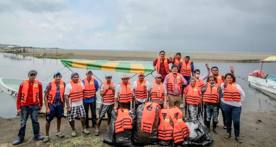 Entrega Rafa Fararoni chalecos salvavidas a lancheros de San Andrés Tuxtla