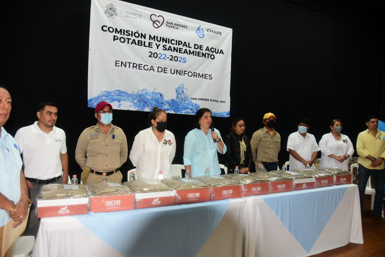 Alcaldesa de San Andrés Tuxtla entrega uniformes y calzado a trabajadores de CMAPS