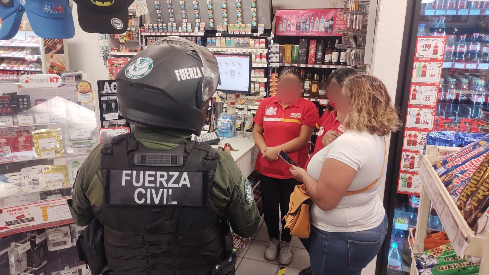 Asaltan con violencia a establecimiento Oxxo de la Bimbo.