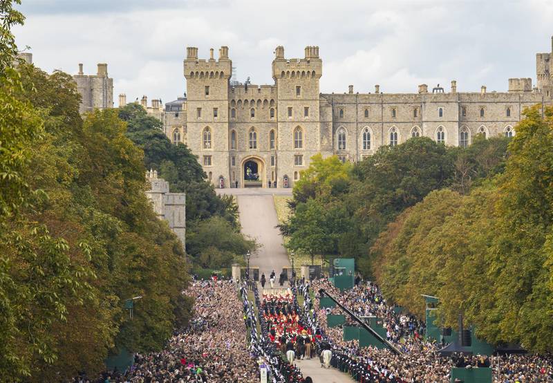 El féretro de Isabel II llega al castillo de Windsor, donde será sepultada