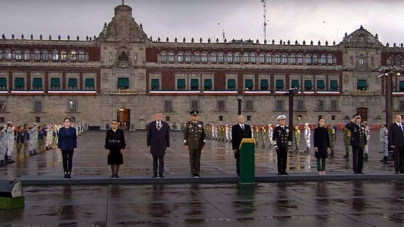 AMLO iza a media asta la Bandera por víctimas de sismos de 1985 y 2017