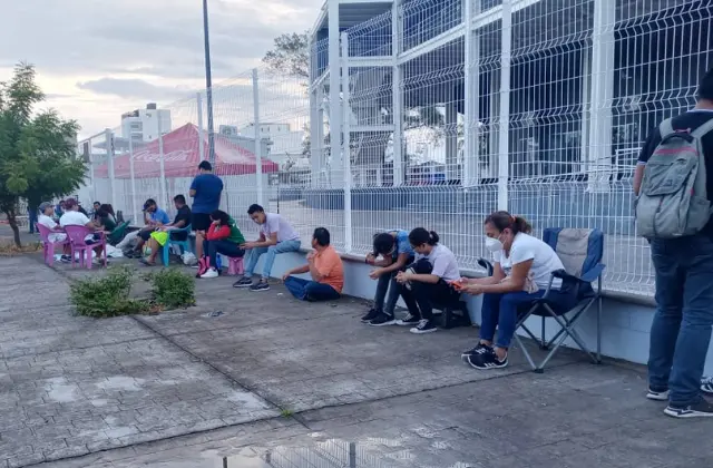 Jarochos madrugan en Auditorio Beto Ávila por boletos de Daddy Yankee