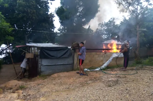 Familia salió a la tienda y rayo incendió su casa en Minatitlán