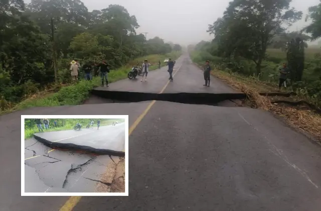 ¡Socavón! Colapsa carretera costera de Acayucan y cierran vialidad