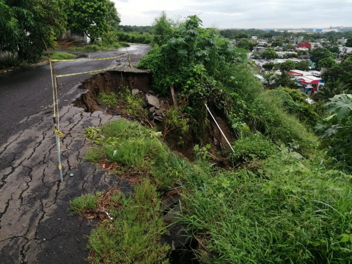 Por lluvias, socavón alarma a vecinos en zona norte del puerto de Veracruz