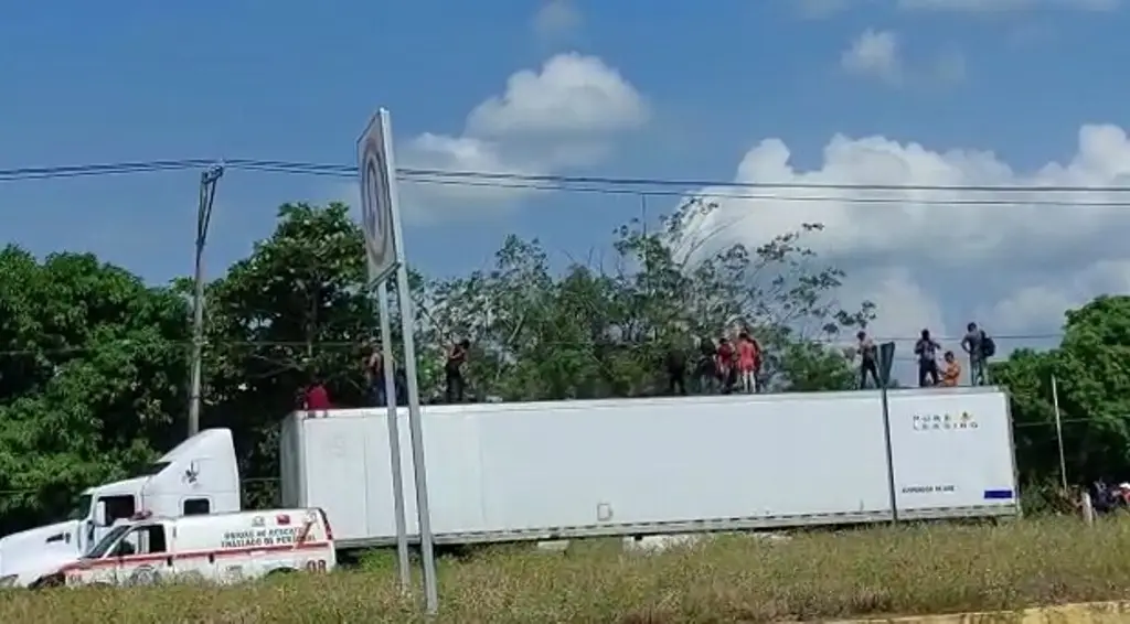 Choca tráiler cargado de migrantes en la Veracruz-Xalapa