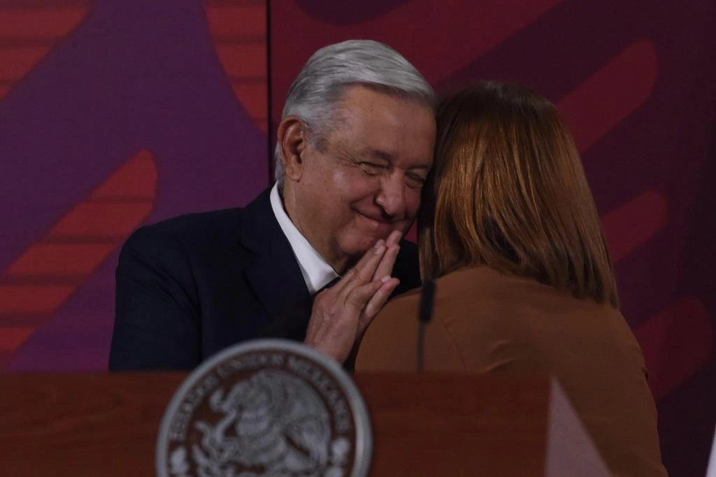 “Tatiana Clouthier no puede salir por la puerta de atrás”: AMLO al anunciar la renuncia