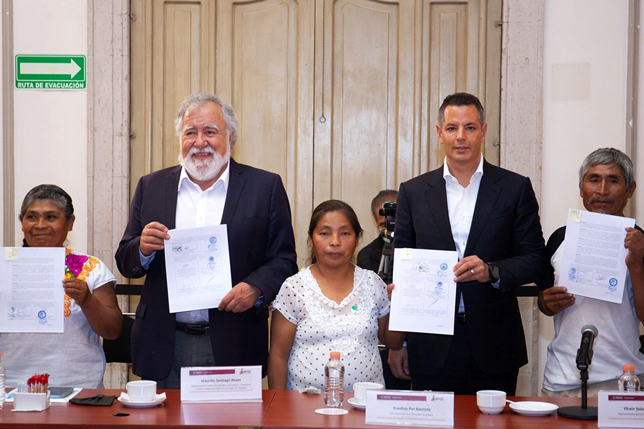 Histórica firma de acuerdo de paz entre comunidades mixtecas pone fin a 30 años de conflicto