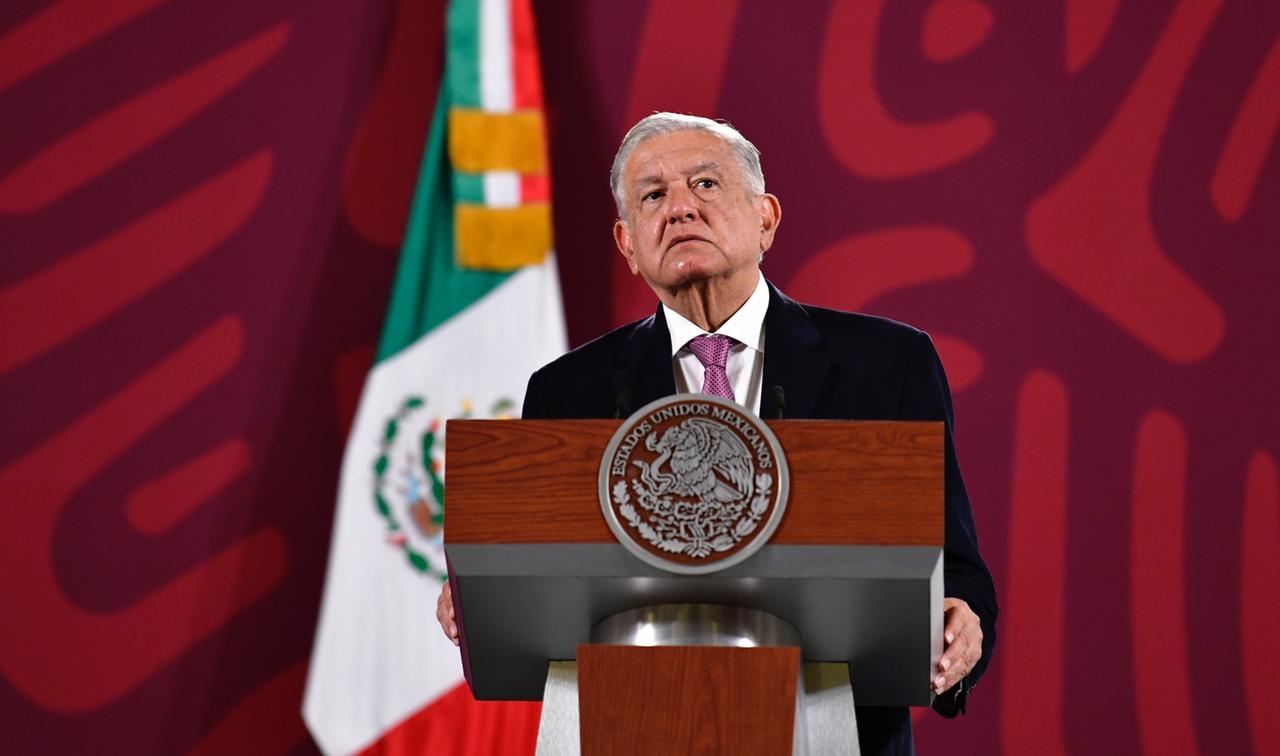 AMLO reprueba gritos misóginos de alumnos de un colegio en España: «Es el franquismo sin Franco»