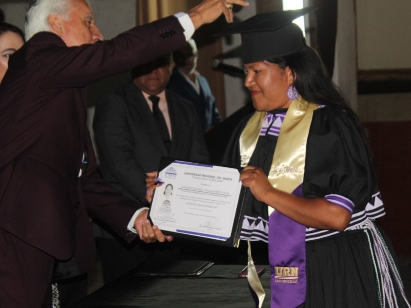 Mujer rarámuri se graduó en Derecho usando birrete y traje tradicional en Chihuahua