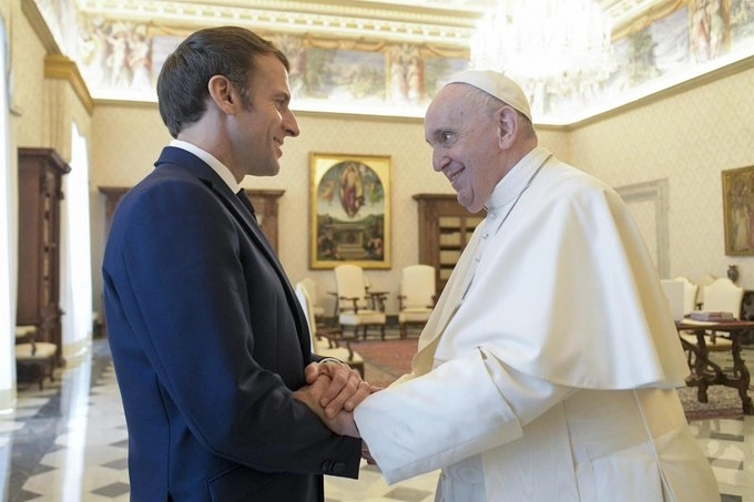 El Papa se reúne durante casi una hora con Macron en el Vaticano para hablar de la paz en Europa