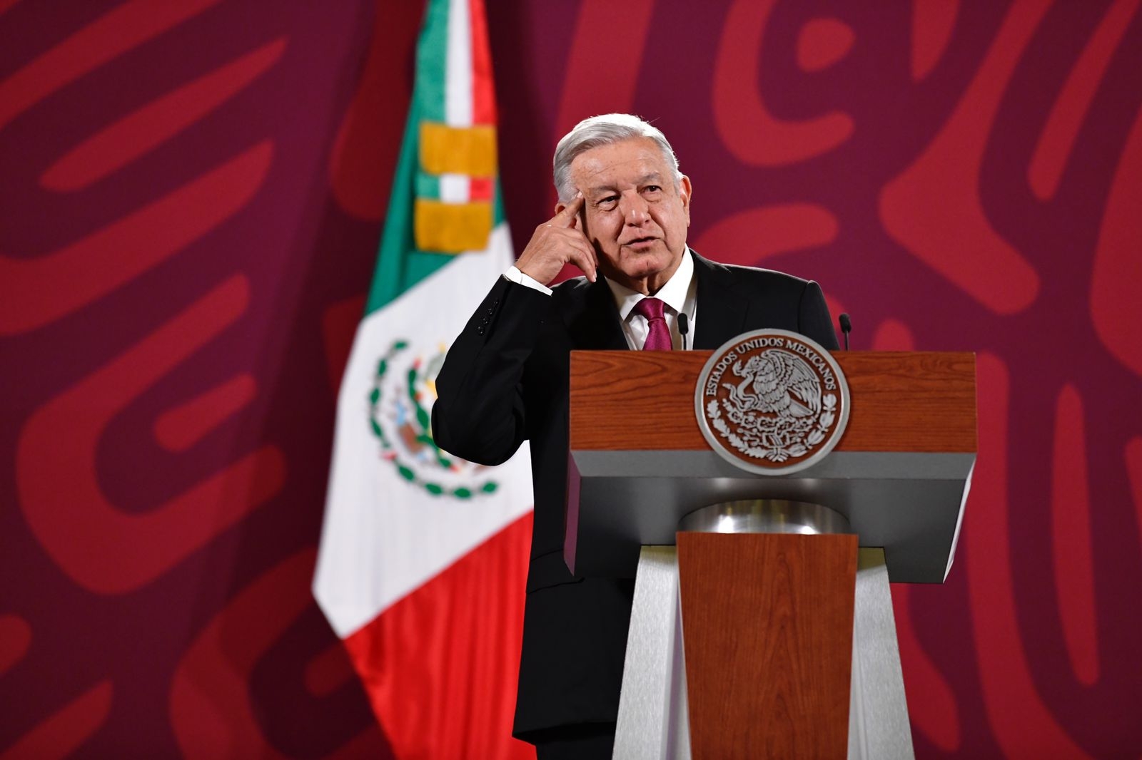 AMLO desconoce si se investiga a Calderón en EU