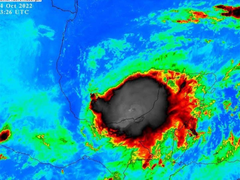 ‘Karl’ tocará tierra en Tabasco hoy por la noche o mañana temprano