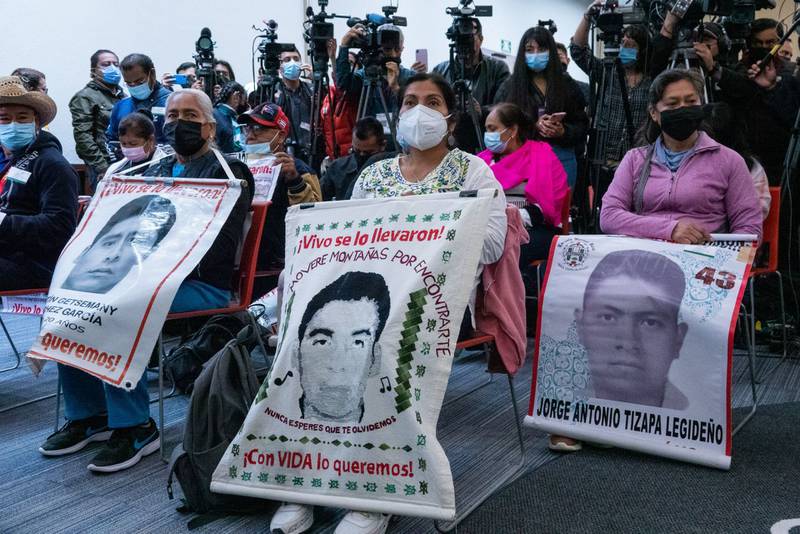 AMLO se reúne con madres y padres de normalistas de Ayotzinapa