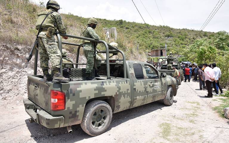 Aseguran camionetas abandonadas con armamento exclusivo del ejército en Jiquipilas, Chiapas