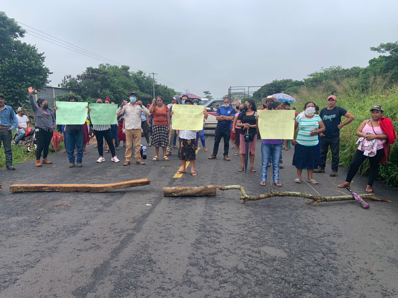 Cierran costera del golfo en demanda de maestros en Acayucan