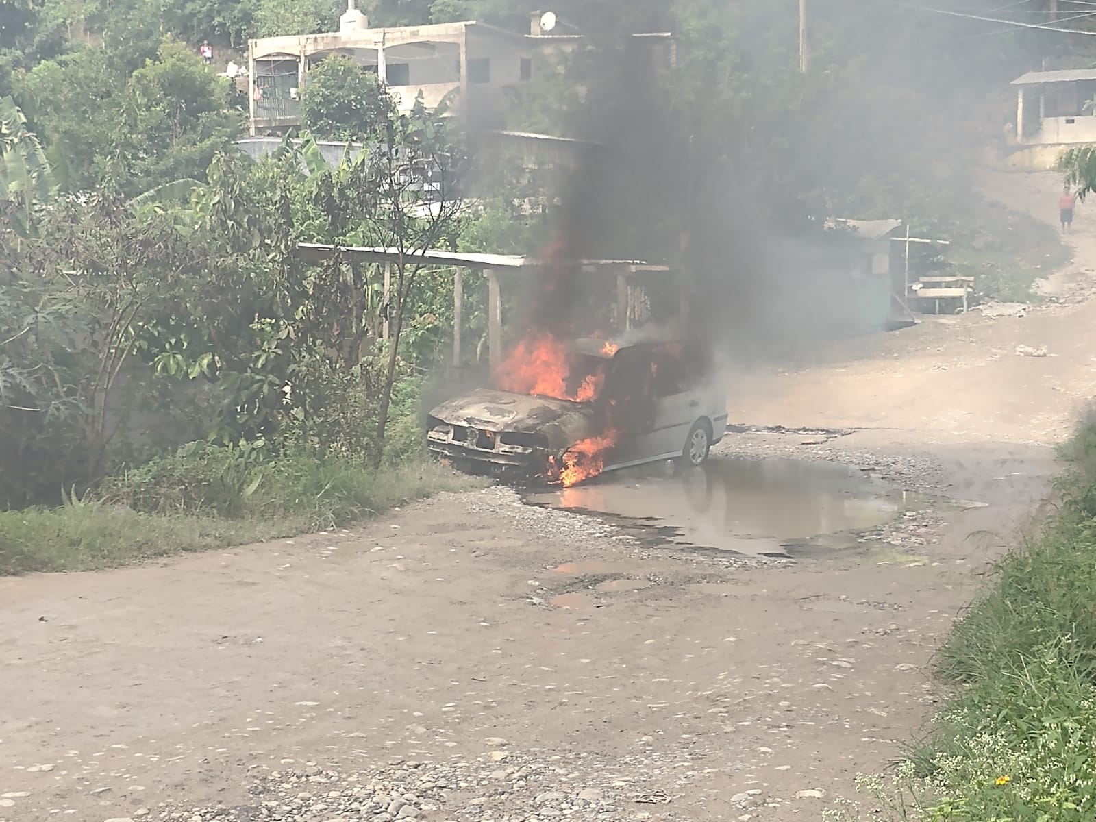 Se incendia, automóvil con artículos de limpieza en Papantla!!!