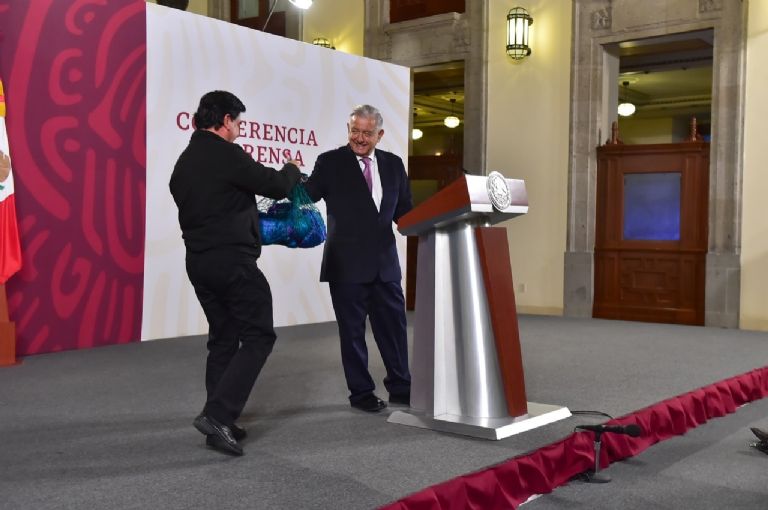 AMLO recibe hamaca de regalo en la Mañanera: «Es símbolo de las vidas a las que ha dado luz»