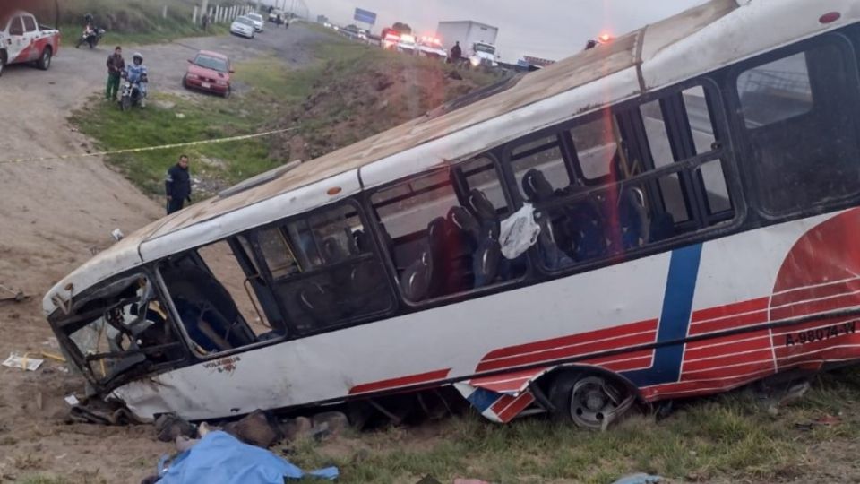 Un tráiler embistió a un camión con estudiantes en la México-Veracruz: murieron 2 mujeres