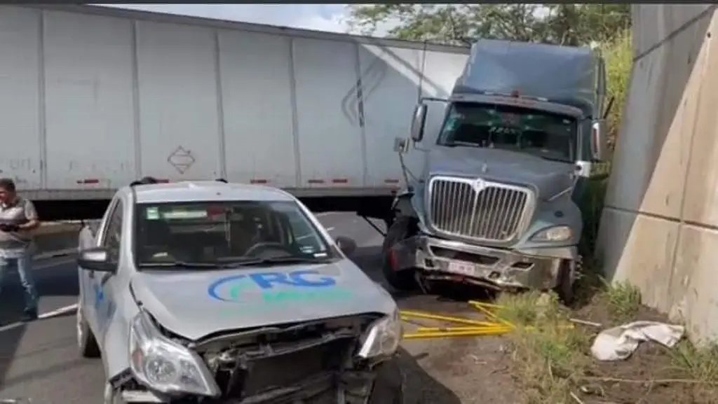 Tráiler atravesado paraliza autopista Cosamaloapan-La Tinaja