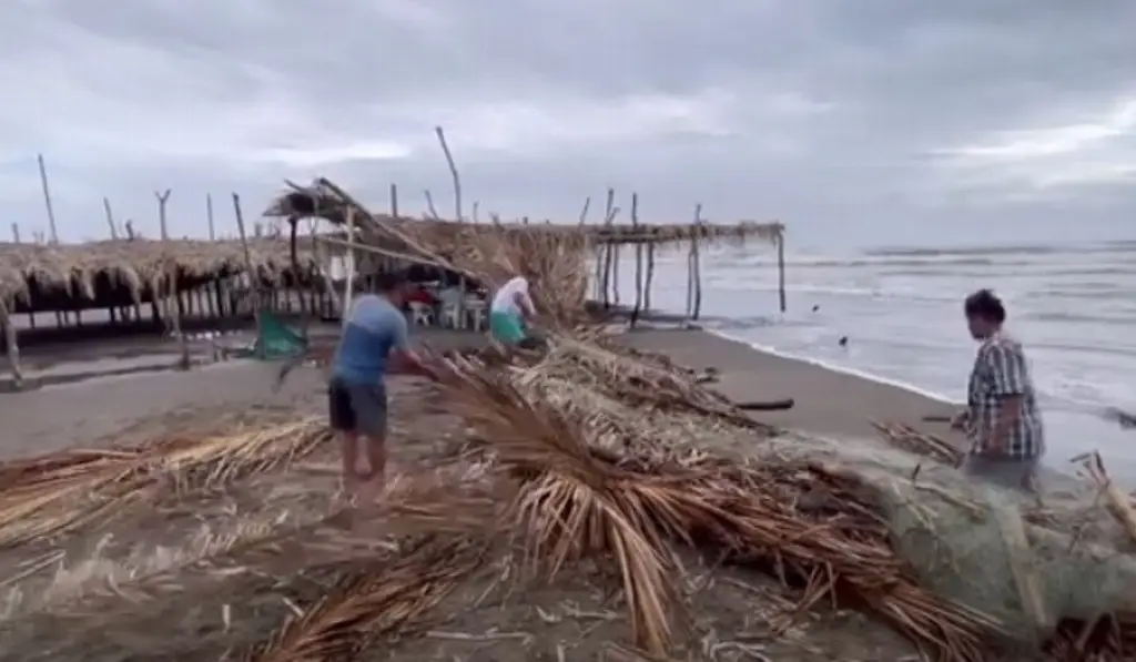 Se sale el mar en Chachalacas; tira palapas