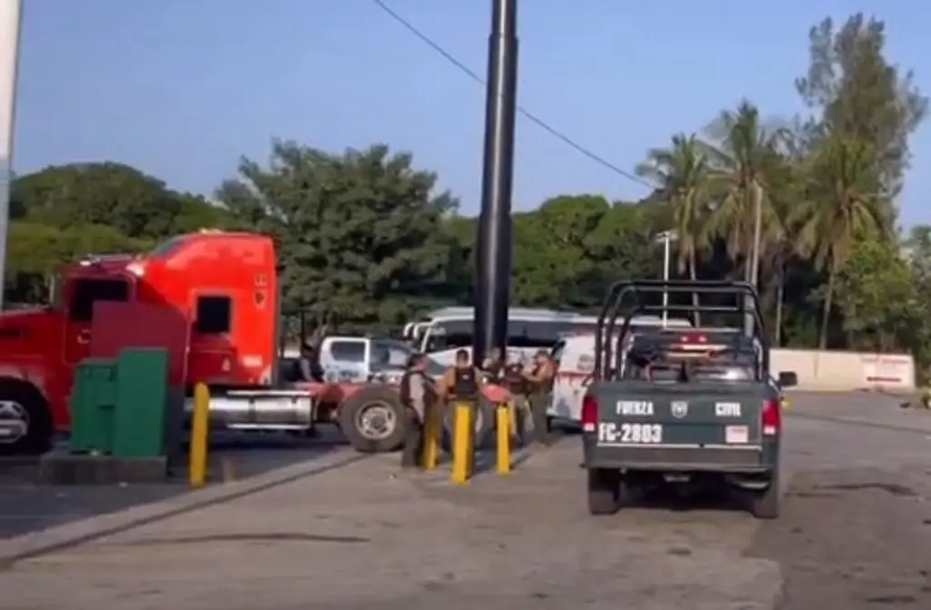 Encuentran a hombre amarrado dentro de tráiler en carretera Cardel-Veracruz