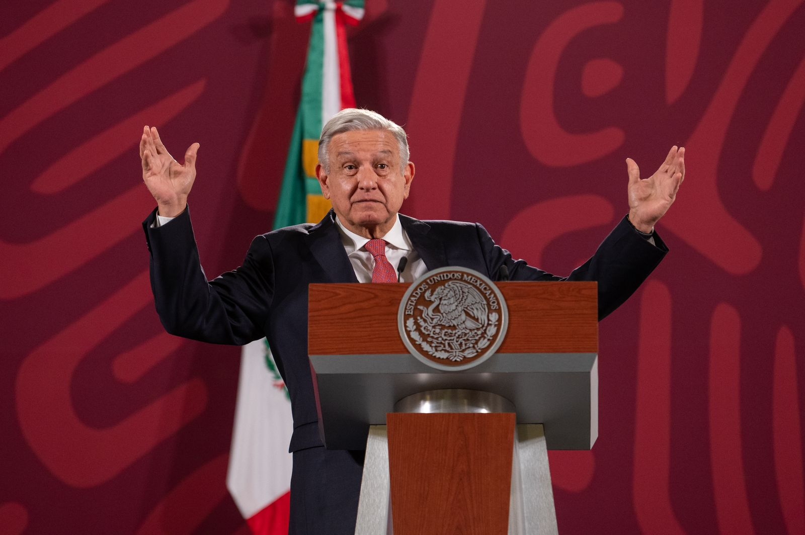 Por decir que la máxima oligarquía es Morena, AMLO regalará diccionario político a Santiago Creel