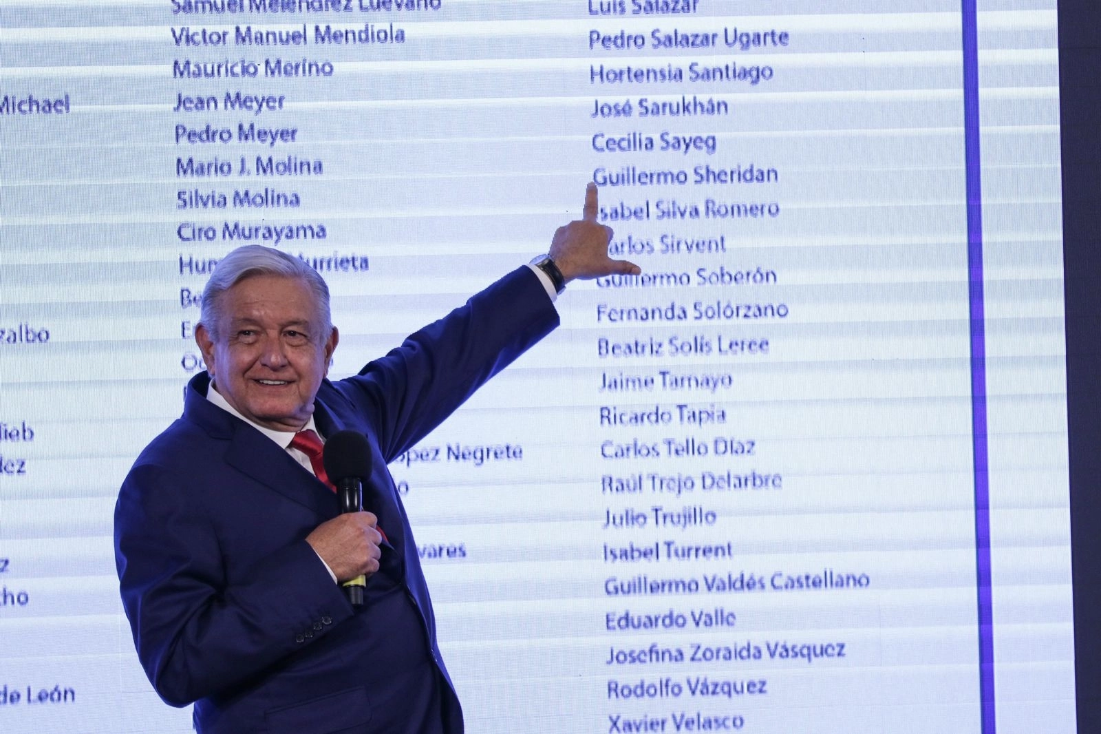 AMLO exhibe lista de «demócratas» que asistieron a la marcha en defensa del INE