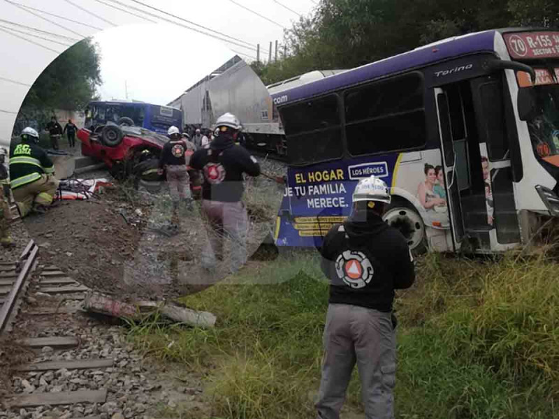 Tren embiste a camión y automóvil en García, NL; hay un muerto y 19 heridos