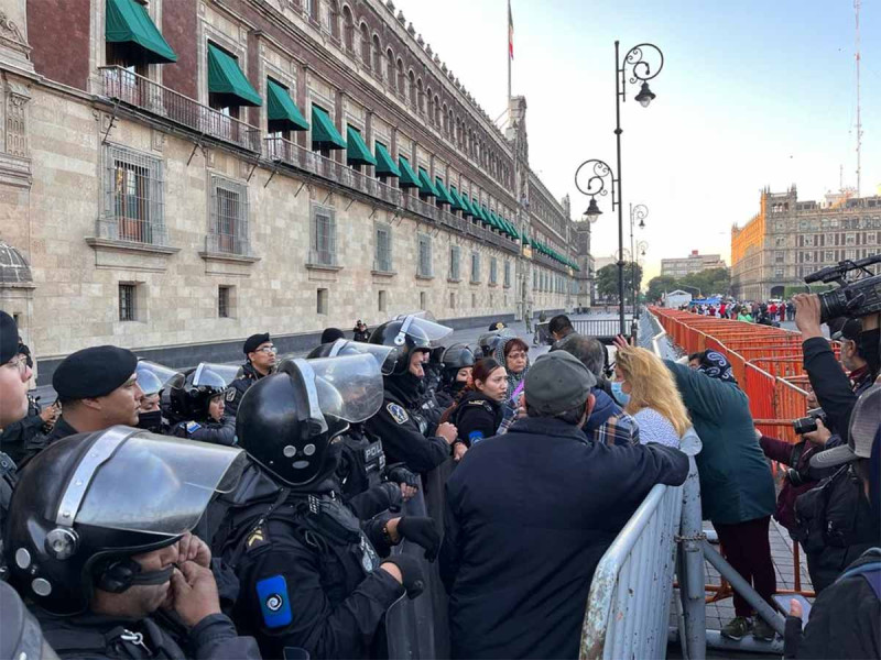 Manifestantes se brincan vallas metálicas para acercarse a Palacio Nacional