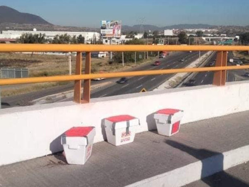 ¡Escalofriante! Hallan hieleras con vísceras en puente de Querétaro