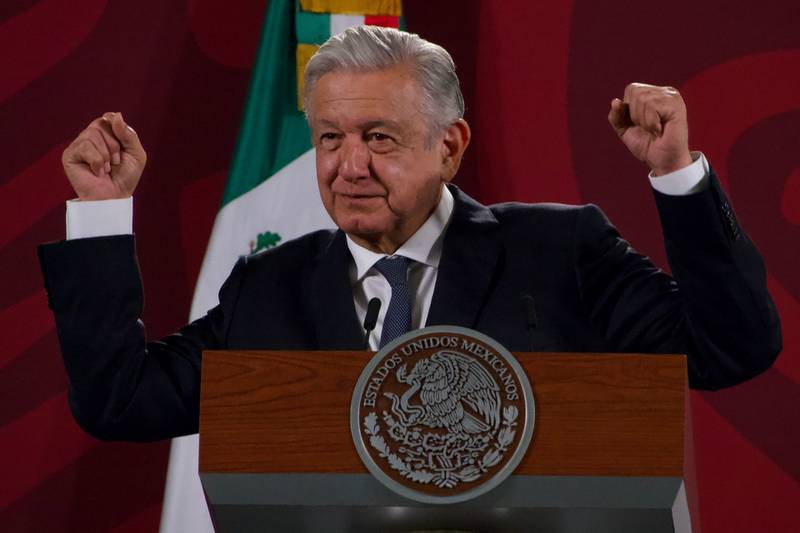 AMLO ‘echa la mano’ a marcha en ‘defensa’ del INE: Zócalo estará libre el domingo