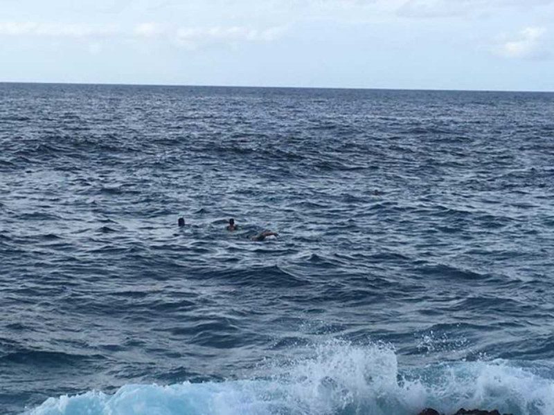 Graban a niño cubano tratando de evitar que se ahogue… en lugar de ayudarlo