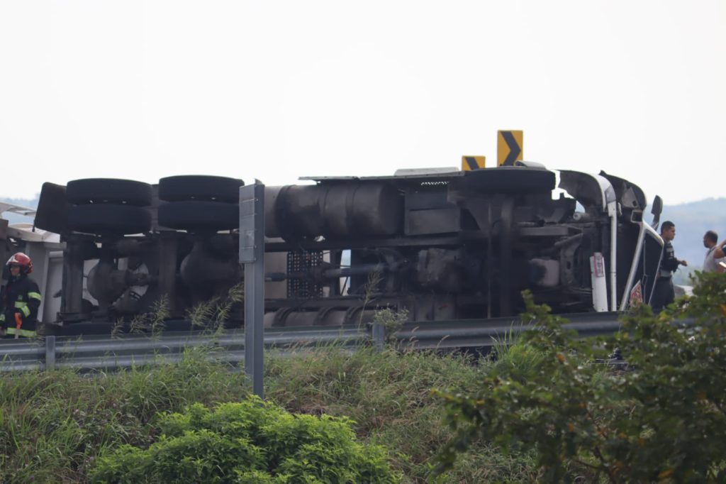 Por volcadura cierran circulación en distribuidor vial El Trébol; dirección Veracruz-Ciudad Cardel