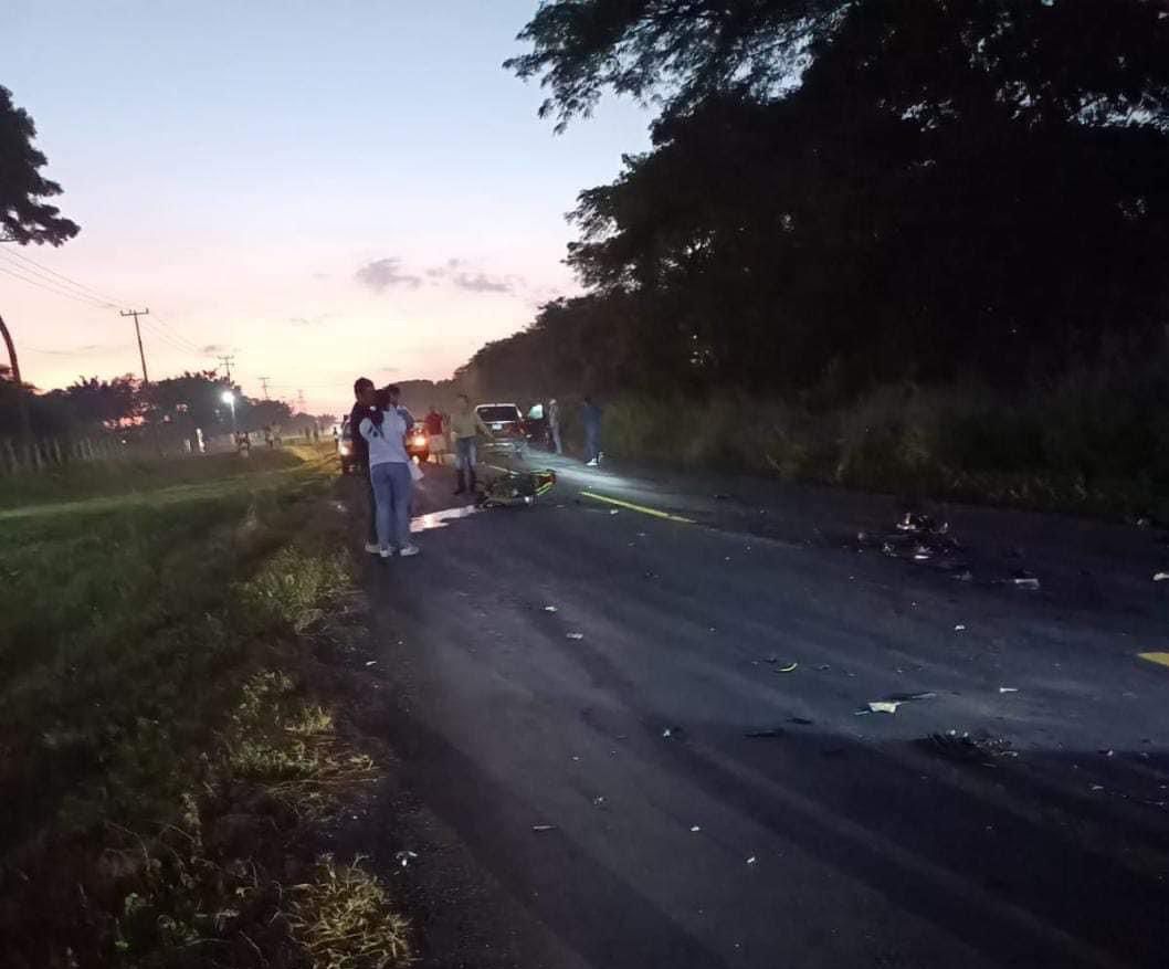 Motociclista pierde la vida en aparatoso accidente automovilístico cerca de Colonia Hidalgo.