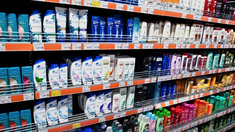 Alertan por altos niveles de benceno, químico causante de cáncer, en shampoos secos