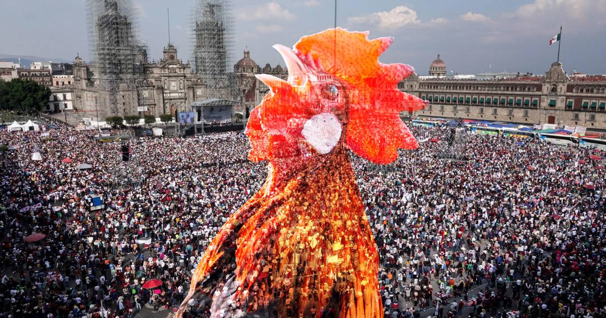 ¡Un gaaallo! Estos fueron los regalos que le hicieron a AMLO en su marcha hacia el Zócalo