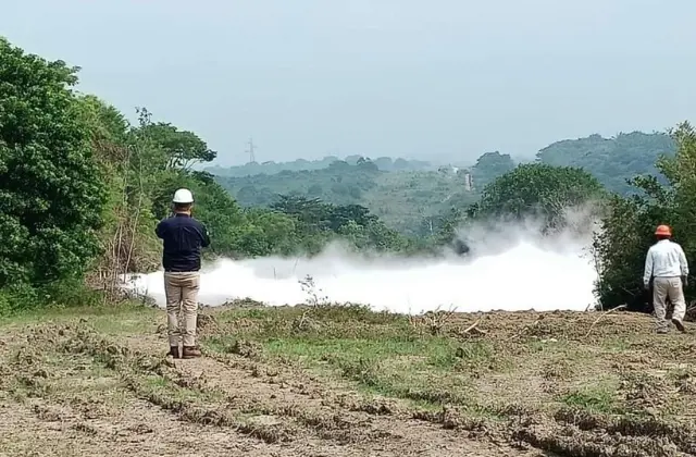 Evacuan a pobladores de Agua Dulce por fuga PEMEX de gas