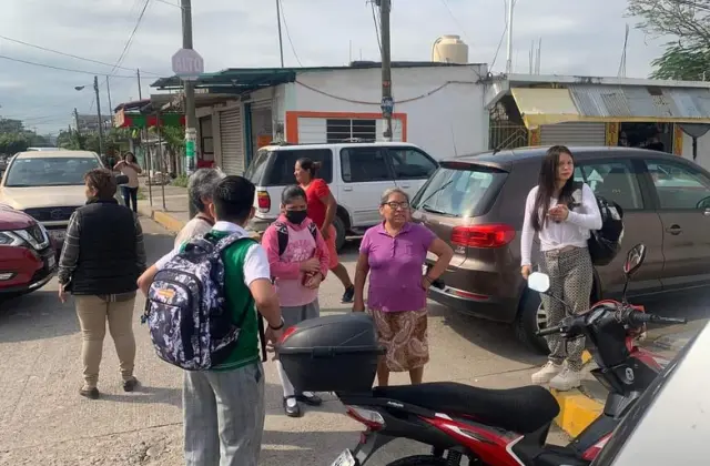 En Poza Rica, alumnos se desmayan en honores a la bandera