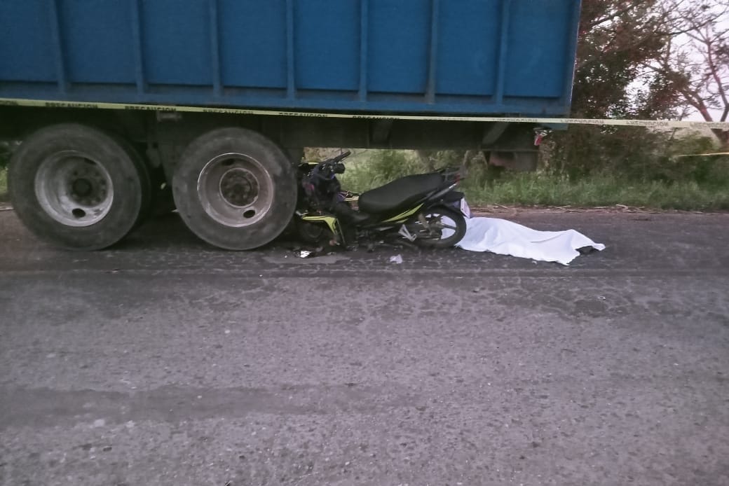 Muere motociclista al estrellarse con camión cañero en Carlos A. Carrillo