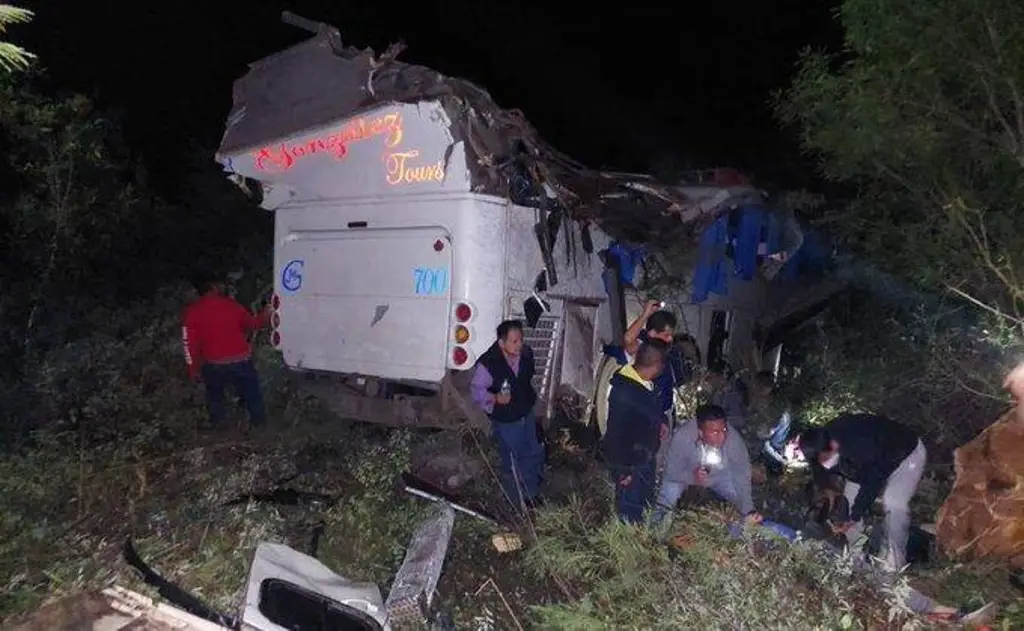 Al menos 3 fallecidos y más de 30 heridos deja accidente de autobús