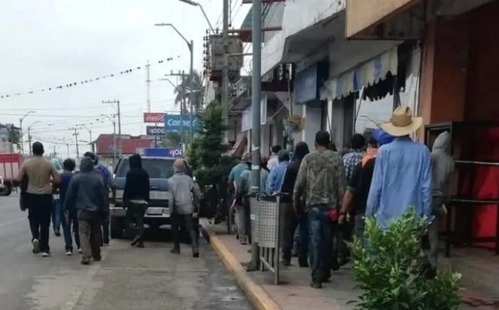 Decenas de personas toman palacio municipal de Omealca, Veracruz