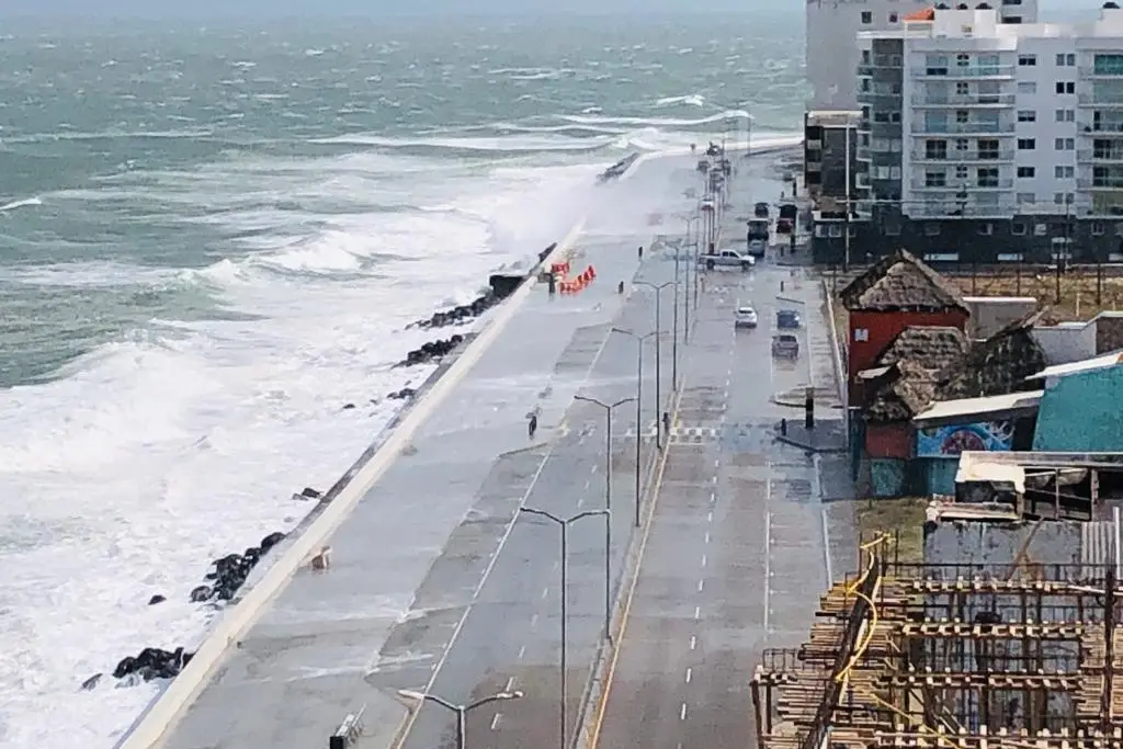 Oleaje elevado ‘baña’ bulevar costero en Veracruz-Boca del Río