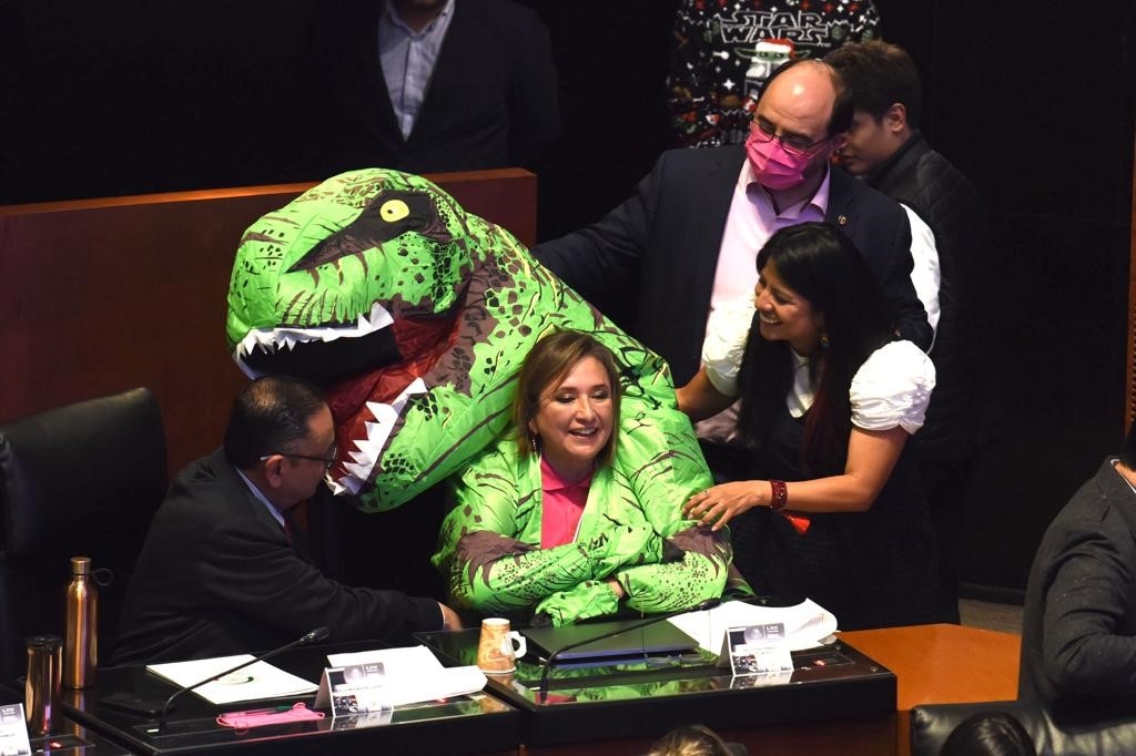 “Es muy cínica”: AMLO sobre Xóchitl Gálvez, quien subió al pleno con una botarga de dinosaurio