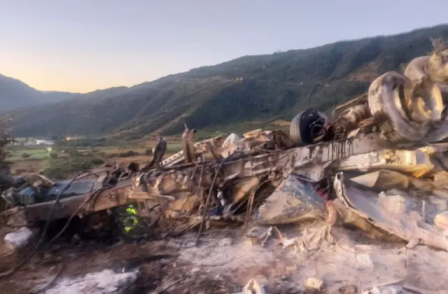 Tráiler cae a barranco en las Cumbres de Maltrata; hay un muerto y un herido