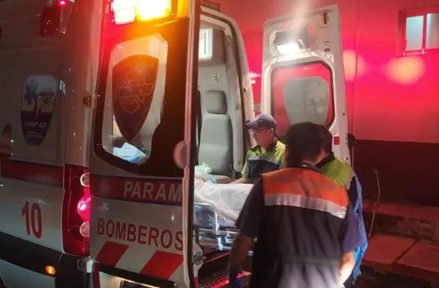 Tras negarle atención hospitalaria en Boca, adolescente da a luz en carro