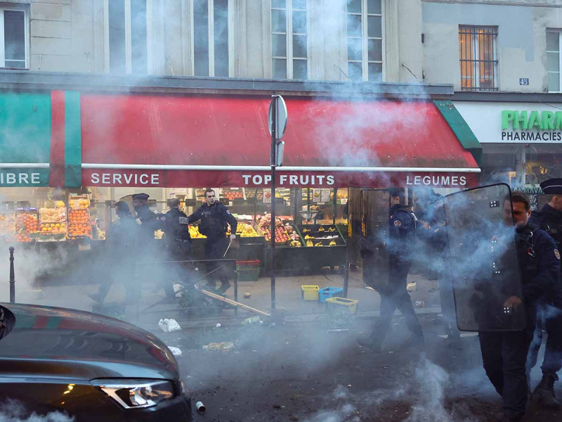 Se registran enfrentamientos en París; kurdos protestan tras tiroteo